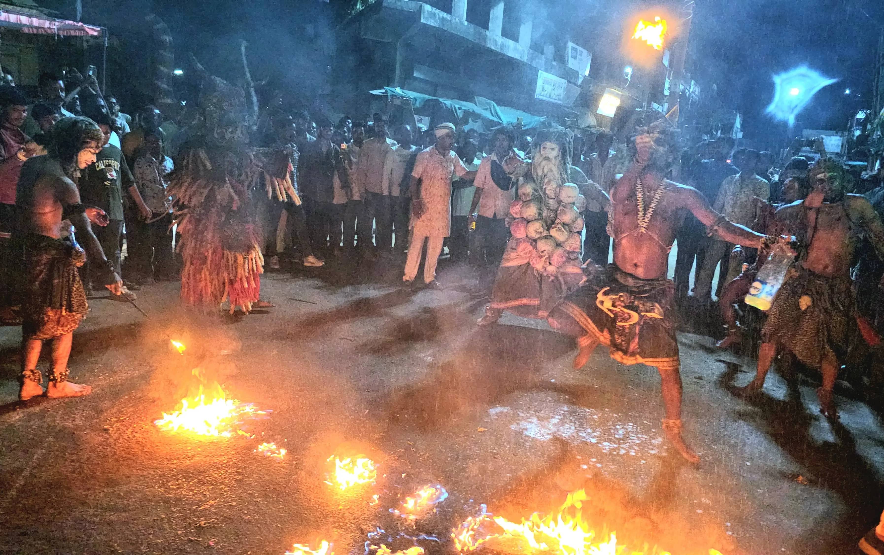 सिवनी मालवा में ‘ठाकुर च राजा’ का भव्य विसर्जन चल समारोह, अक्की अघोरी मंडल की प्रस्तुति ने बांधा समां