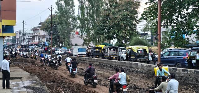 सिवनी मालवा में जाम से बेहाल लोग, तीन बार फंसी एंबुलेंस; करवा चौथ पर भी व्यवस्था नदारद 