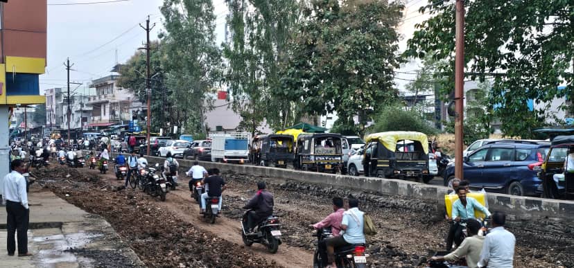 सिवनी मालवा में जाम से बेहाल लोग, तीन बार फंसी एंबुलेंस; करवा चौथ पर भी व्यवस्था नदारद 