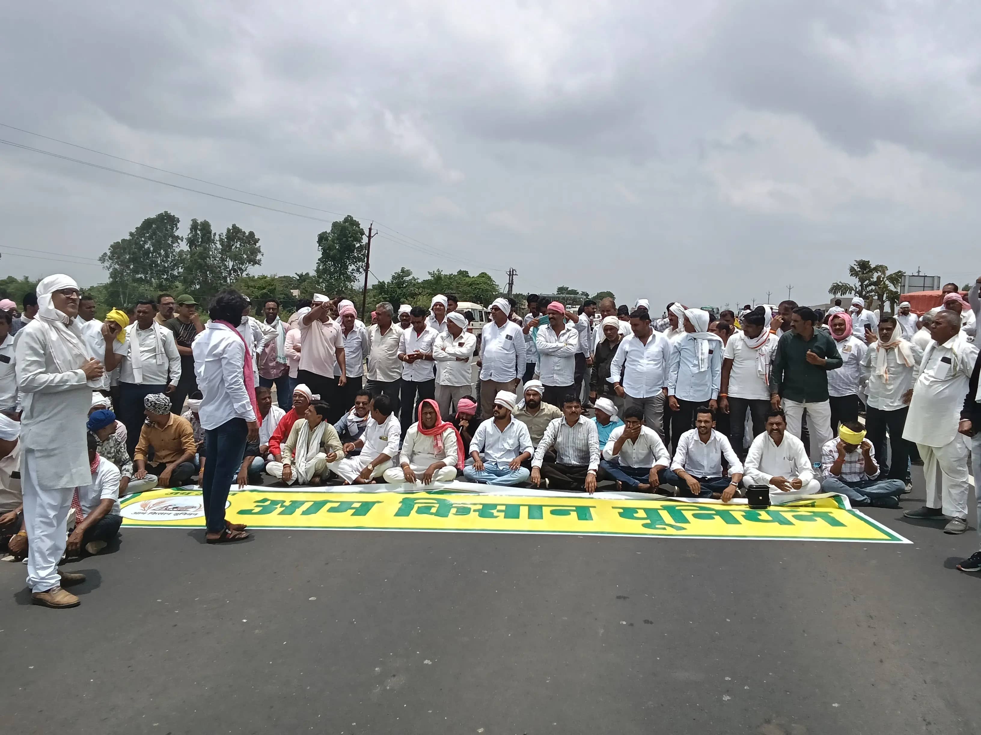 मूंग खरीदी को लेकर किसानों का बड़ा आंदोलन, हरदा में नेशनल हाईवे पर डाला डेरा