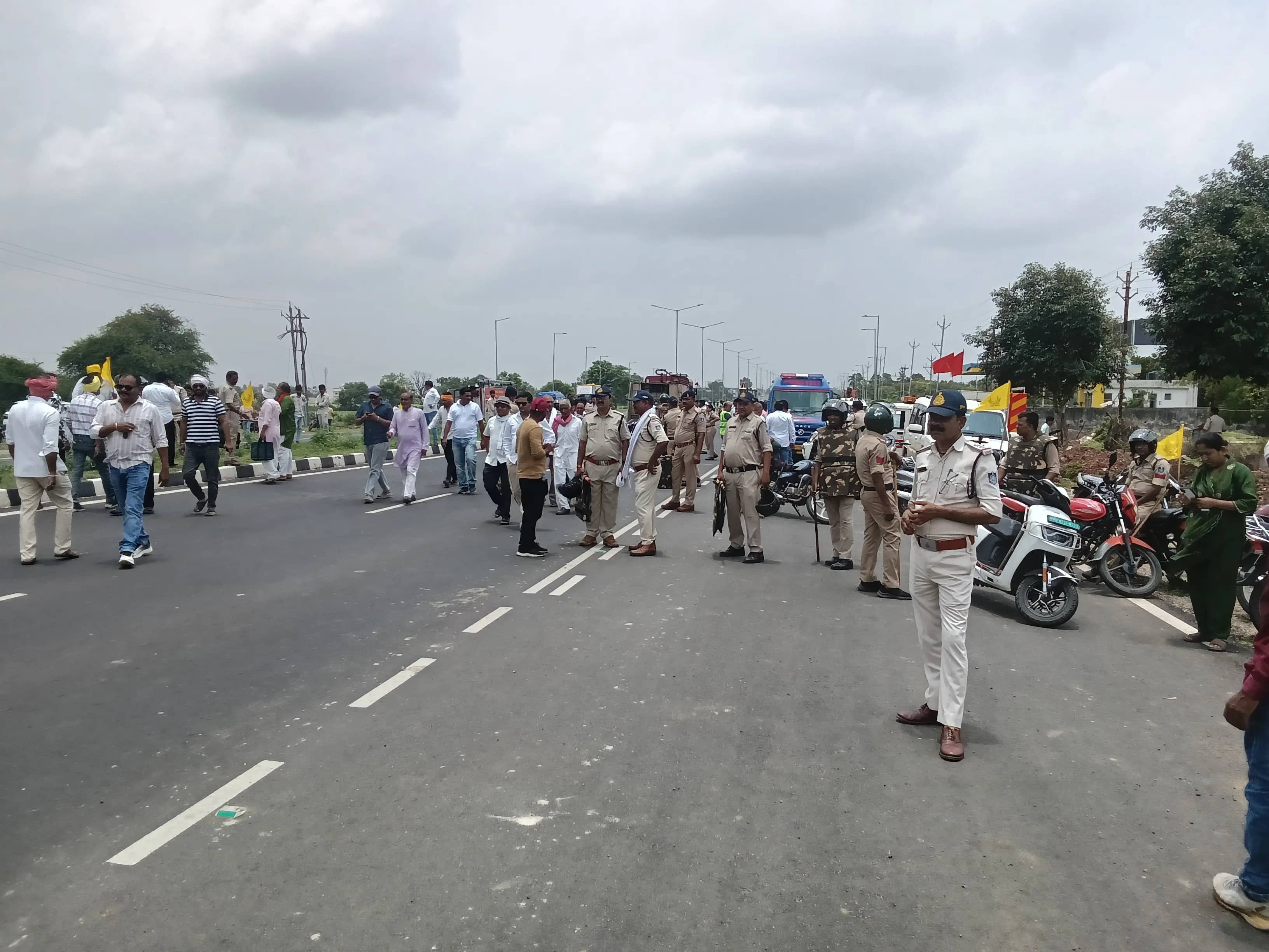 मूंग खरीदी को लेकर किसानों का बड़ा आंदोलन, हरदा में नेशनल हाईवे पर डाला डेरा
