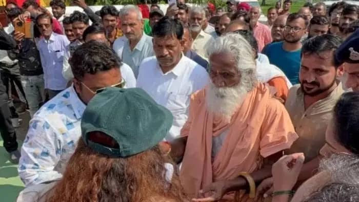 मैहर में लाल मुह के बंदरों के आतंक से त्रस्त ग्रामीणों ने मांगी इच्छामृत्यु, कलेक्टर को दिया ज्ञापन