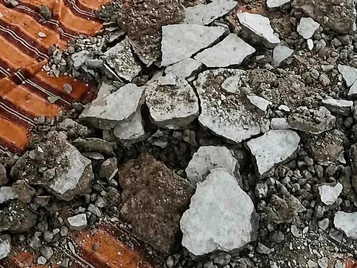 सतना के सरकारी प्राइमरी स्कूल में बरामदे का प्लास्टर गिरा, 4 छात्र घायल