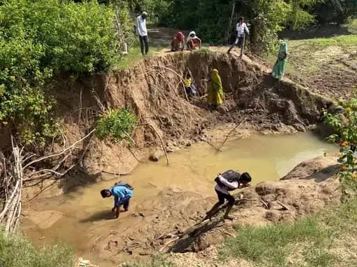 सीधी में बारिश ने खोली सड़क व्यवस्था की पोल, 200 आदिवासी परिवारों का संपर्क कटा; स्कूली बच्चों और मरीजों की बढ़ी परेशानी