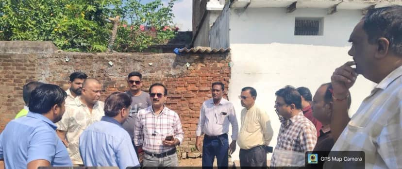 कटनी में एस्बेस्टस वेस्ट को लेकर जांच तेज, कैमोर में मिट्टी और पानी के नमूने लिए गए 