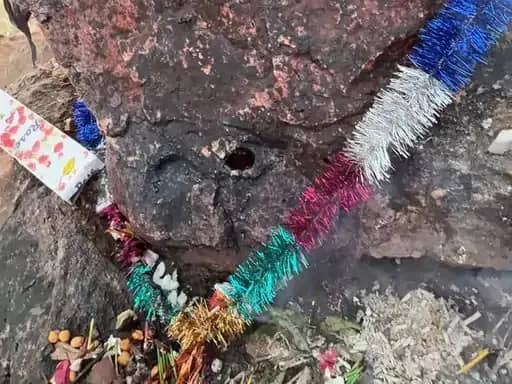 सीधी में चट्टान में देवी की आकृति दिखने के दावे के बाद उमड़े 5 हजार श्रद्धालु, 2 किमी लंबा जाम