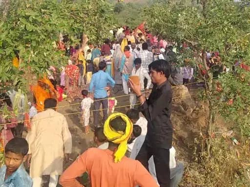 सीधी में चट्टान में देवी की आकृति दिखने के दावे के बाद उमड़े 5 हजार श्रद्धालु, 2 किमी लंबा जाम