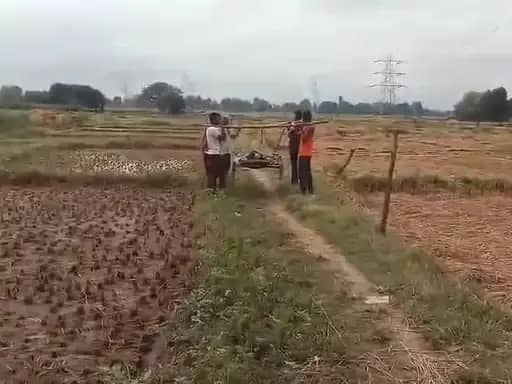 सिंगरौली: मरीज को खटिया पर ले गए परिजन, हरनाडोल में एंबुलेंस कीचड़ में फंसी