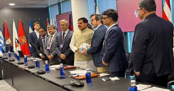 CM डॉ. मोहन यादव पहुंचे स्पेन, ला लिगा ने फुटबॉल भेंट की, ‘इन्वेस्ट इन मध्यप्रदेश’ फोरम में रखेंगे विकास का खाका