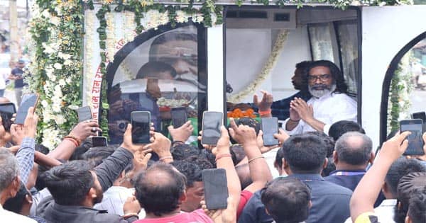 'दिशोम गुरु' शिबू सोरेन पंचतत्व में विलीन, हेमंत सोरेन ने दी मुखाग्नि, अंतिम दर्शन को उमड़ा जनसैलाब