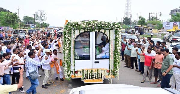'दिशोम गुरु' शिबू सोरेन पंचतत्व में विलीन, हेमंत सोरेन ने दी मुखाग्नि, अंतिम दर्शन को उमड़ा जनसैलाब