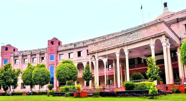 इंदौर कलेक्टर की चेतावनी-  निर्वाचन में लापरवाही पर 16 अधिकारी-कर्मचारी नोटिस  