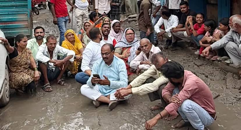कीचड़ में बैठ गए पार्षद और रहवासी:सड़क नहीं बनी तो नगर निगम के खिलाफ धरना