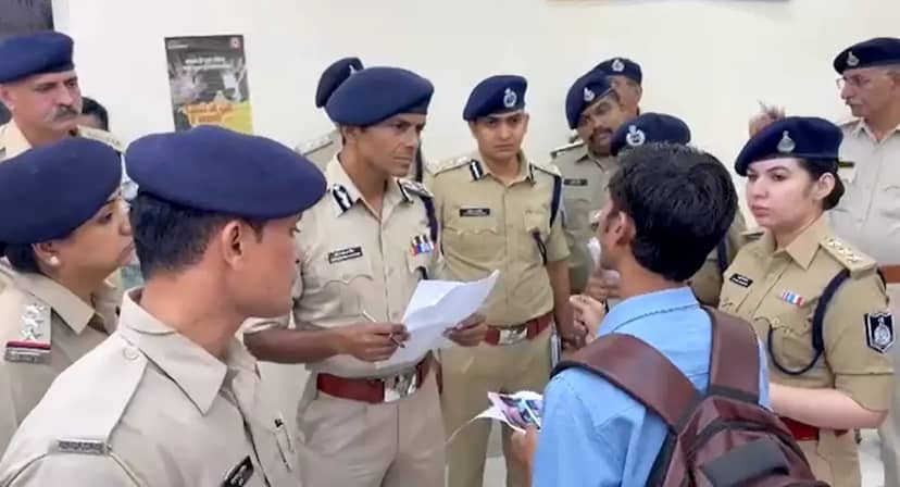 तीन सवारी की कार्रवाई बनी विवाद की वजह:छात्रों ने पुलिस पर लगाए मारपीट और वसूली के आरोप