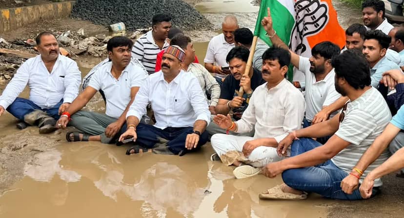 शहर कांग्रेस अध्यक्ष की कार गड्ढे में फंसी तो उसी गड्ढे में बैठ कर किया प्रदर्शन 