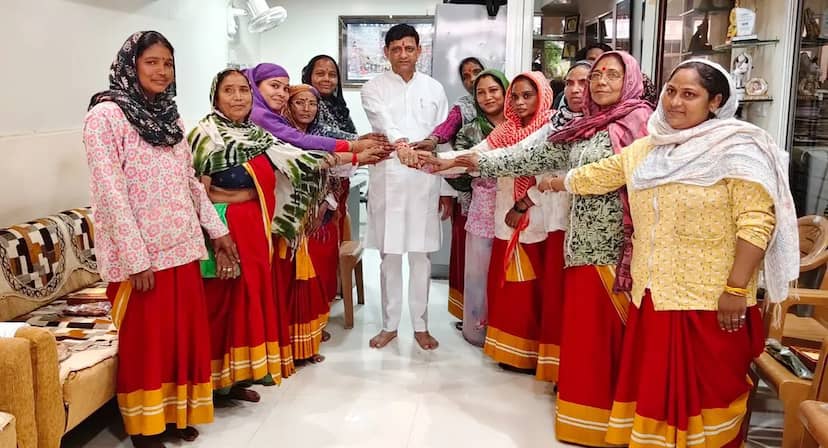 स्वच्छता की सिपाहियों ने बांधी महापौर को राखी:- कहा ,आपके बिना स्वच्छ इंदौर की कल्पना नहीं