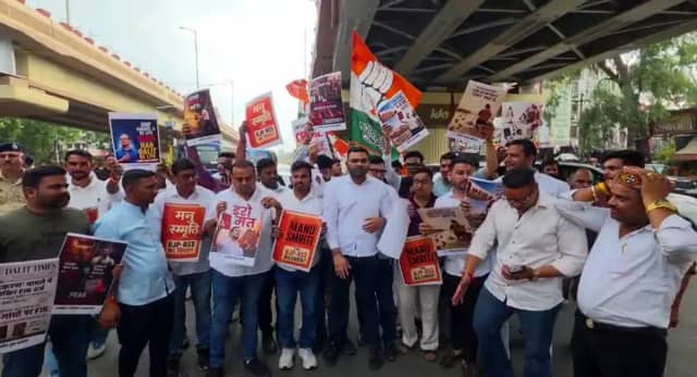 राहुल गांधी 12 सितंबर का दौरा निरस्त, ‘डरो मत’ पोस्टर लेकर BJP दफ्तर कूच कर रहे कांग्रेसियों को पुलिस ने रोका