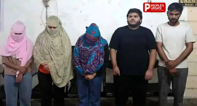 छत्तीसगढ़ पुलिस ने इंदौर से साइबर ठगी के 5 आरोपी गिरफ्तार : 3 युवतियां भी शामिल,शेयर ट्रेडिंग में मुनाफे का झांसा, डॉक्टर से 34.17 लाख लूटे