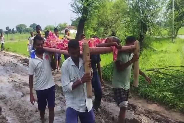 प्रदेश के गांवों में न सड़कें हैं न स्वास्थ्य सेवाएं, दांव पर जिंदगी...एंबूलेंस नहीं पहुंचने पर चारपाई से मरीज ढो रहे ग्रामीण