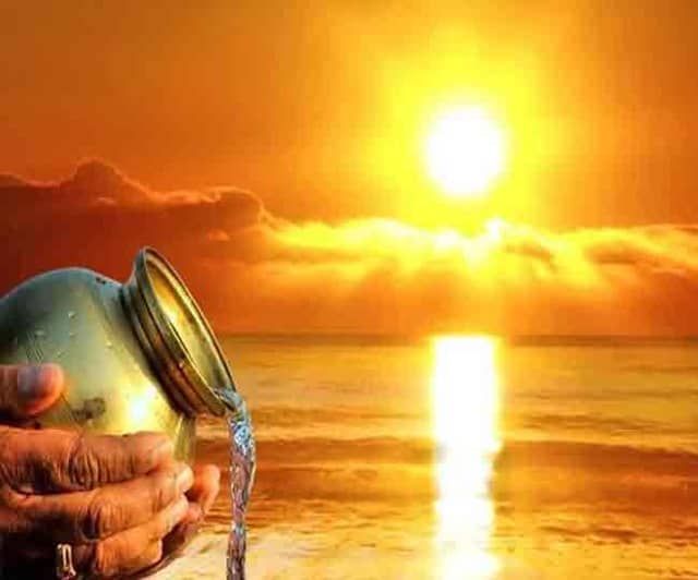 क्यों तांबे के लोटे से ही चढ़ाना चाहिए सूर्य को जल? 1% लोग ही जानते हैं सही तरीका