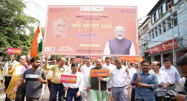 हर घर स्वदेशी, घर-घर स्वदेशी के नारे के साथ भोपाल में निकली खादी यात्रा
