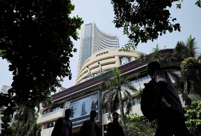 शेयर बाजार में सपाट कारोबार के दौरान सेंसेक्स 271 अंक टूटा, निफ्टी 24,450 के नीचे  