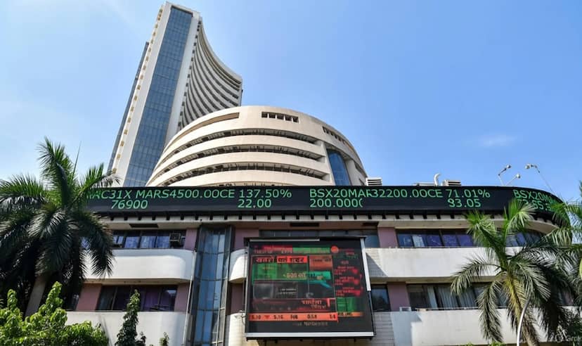 सेंसेक्स में 454.02 अंक की गिरावट, निफ्टी भी 25,550 के नीचे