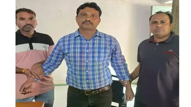 मंदसौर की तहसील सुवासरा में किसान से रिश्वत लेते हुए पटवारी को लोकायुक्त ने पकड़ा