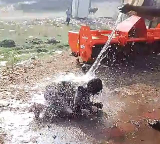दो माह से मायके में रह रही विवाहिता ने भरे बाजार अपने ऊपर पेट्रोल उड़ेला और आग लगा ली