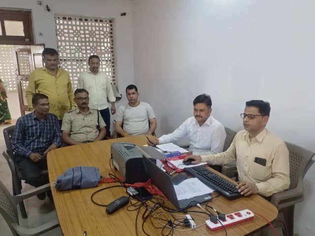 खरगोन जिले के कसरावद में एएसआई रविंद्र गुरू को किसान से रिश्वत लेते लोकायुक्त पुलिस ने रंगे हाथों दबोचा