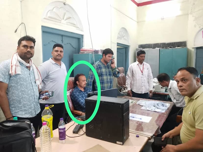 सफाई कर्मचारी की एरियर राशि के बदले एक लाख रुपए की रिश्वत लेते कॉलेज का लैब टैक्नीशियन गिरफ्तार
