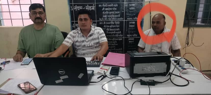जीवन निर्वाह भत्ते के बदले चपरासी से 10 हजार की रिश्वत ले रहे विकासखंड कार्यालय का बाबू रंगे हाथों गिरफ्तार