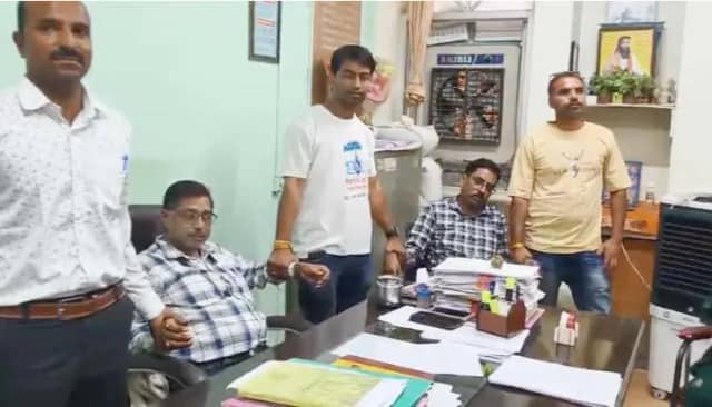 गर्ल्स हॉस्टल कुकडेश्वर,की वार्डन से 100000 रुपए की रिश्वत लेते आदिमजाति कल्याण विभाग का जिला संयोजक और अधीक्षक गिरफ्तार
