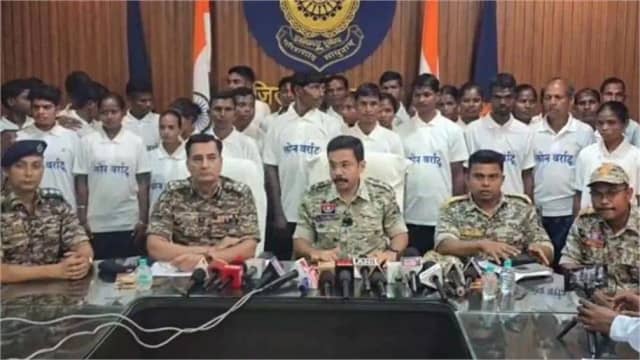 दंतेवाड़ा में 37 नक्सलियों ने डाले हथियार, 27 पर 65 लाख का था इनाम