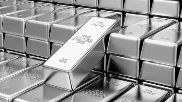 ऐसा क्या हुआ कि एक ही झटके में 21,500 रुपए सस्ती हो गई चांदी  