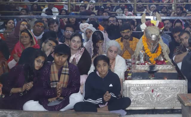 मन्नत पूरी होने पर इंडियन क्रिकेटर क्रांति गौड़ ने किए बाबा महाकाल के दर्शन 