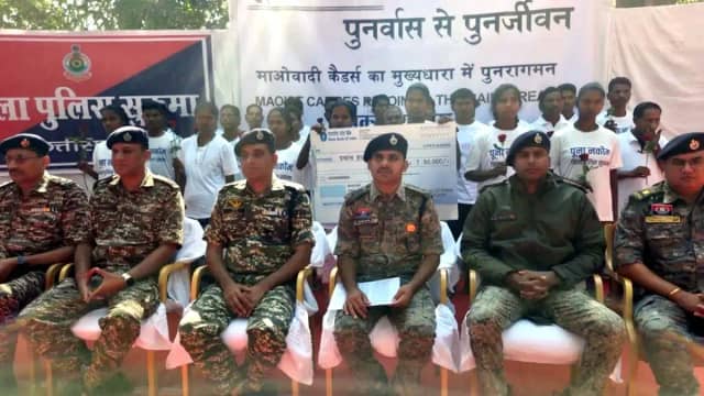 बड़े हमलों में शामिल रहीं लाली-हेमला समेत 26 नक्सलियों ने किया सरेंडर, 65 लाख रुपए का था इनाम