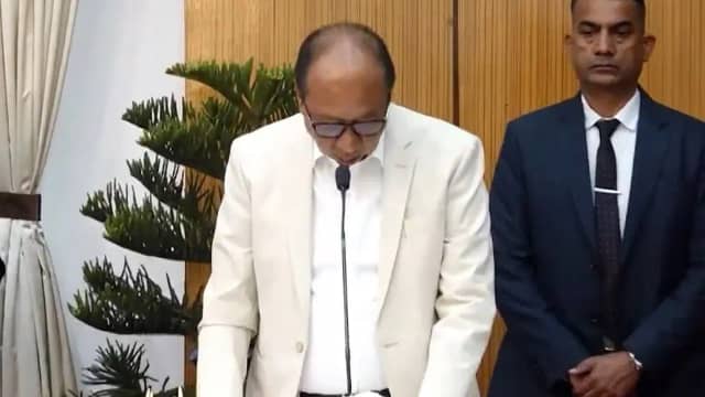 युमनाम खेमचंद सिंह बने मुख्यमंत्री, राज्यपाल ने दिलाई शपथ