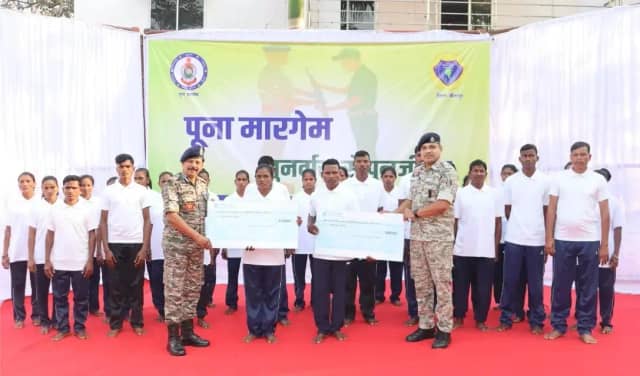 बस्तर में 1.61 करोड़ रुपए के इनामी 51 नक्सलियों ने किया सरेंडर