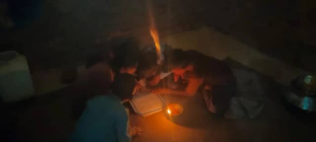 अंधेरे में रह रहे उमरिया के बाघन्नारा गांव के बैगा परिवार, पांच साल पहले खंभे-तार लगे पर बिजली नहीं आई