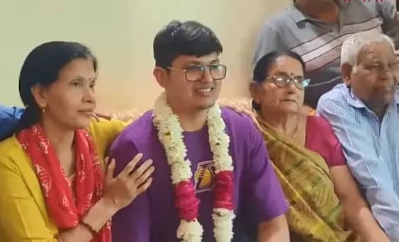 रोज 13 घंटे पढ़ाई, कोई कोचिंग नहीं, मां की प्रेरणा से शिखर तक पहुंचे अनुज