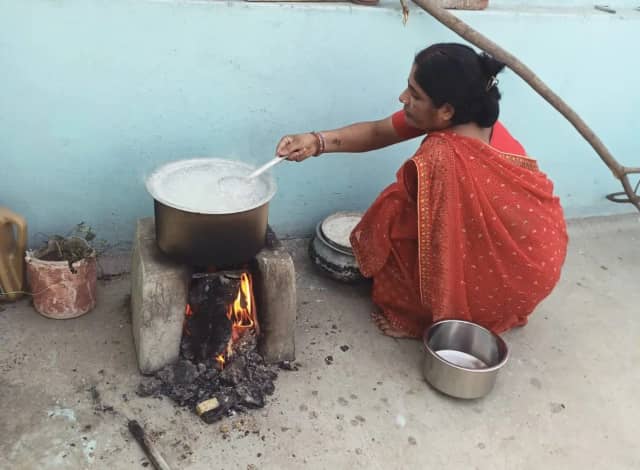 गांव, कस्बों के साथ शहरों में भी अब कंडों पर सुलग रहे चूल्हे, दाम भी बढ़े   