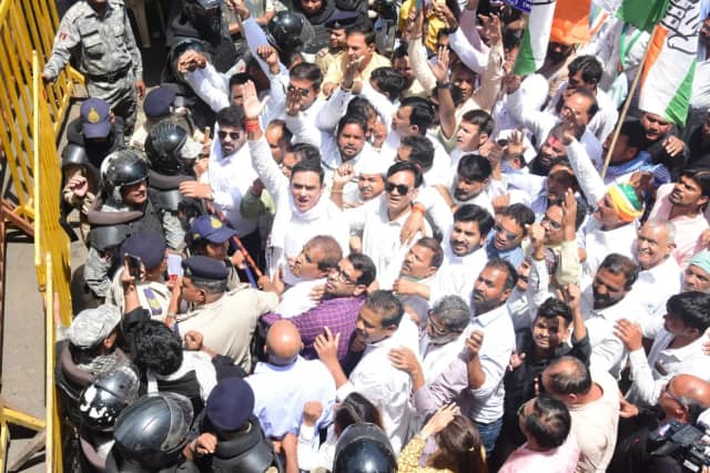 गेहूं खरीदी के लिए 'तारीख पर तारीख' नहीं चलेगी, कलेक्टोरेट पर प्रदर्शन