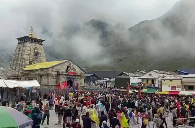 मूसलाधार बारिश के कारण यात्रियों को होल्डिंग क्षेत्रों में रुकने के निर्देश, प्रशासन अलर्ट