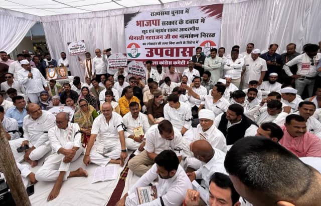 बांह पर काली पट्टी, हाथों में संविधान, उपवास कर रहे MP के कांग्रेस नेता
