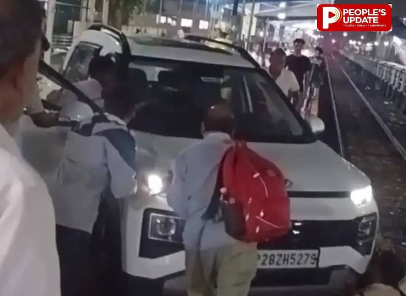 छिंदवाड़ा रेलवे स्टेशन के प्लेटफार्म पर पहुंची कार, एक पहिया ट्रैक पर लटका!