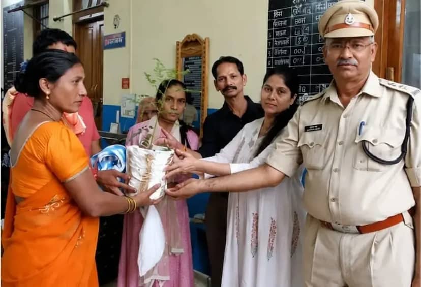 रायसेन जेल में राखी का भावुक पर्व, बंदियों की कलाई पर सजा बहनों का प्यार; पौधे देकर दिया हरित संदेश