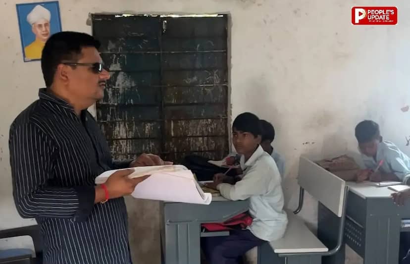 हरदा के भगवान सिंह की आठ साल की उम्र में चली गई थी आंखों की रोशनी; हौसला रहा कायम, ब्रेल लिपि से संवार रहे बच्चों का भविष्य