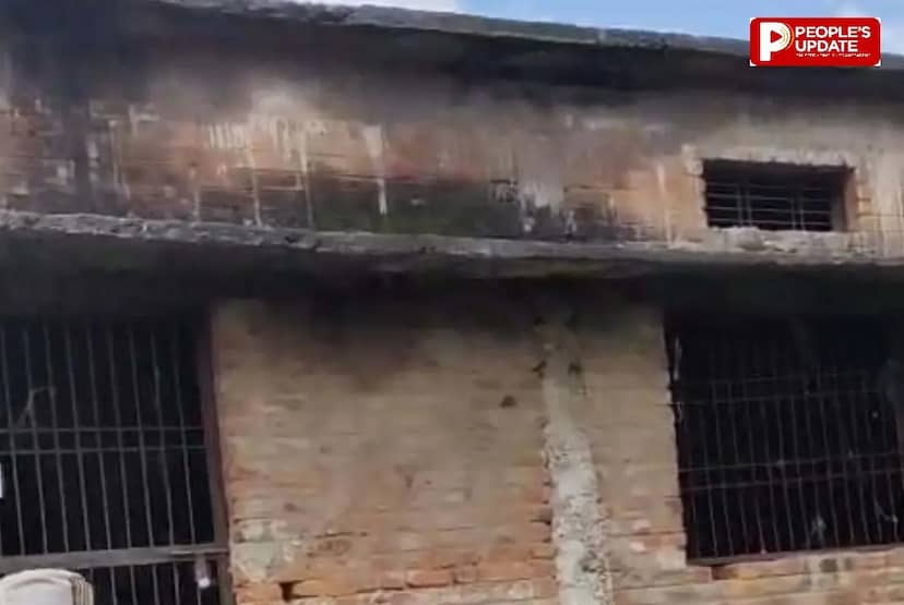 कटनी-जर्जर स्कूल की छत से गिर रहा प्लास्टर, नया भवन बना 'भूसा घर'