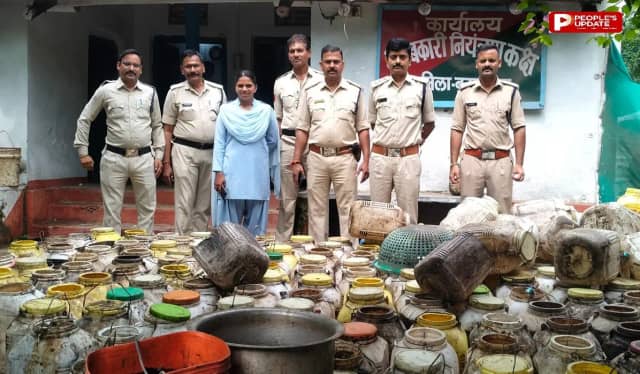  बुरहानपुर में सुबह 6 बजे पुलिस-प्रशासन की दबिश, 3.80 लाख की अवैध शराब पकड़ी, 251 लीटर कच्ची शराब व 3300 किलो लाहन जब्त 